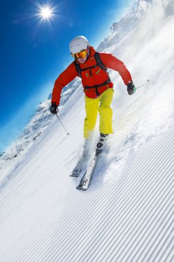 Yüksek dağlarda kayak yapan kayakçı.