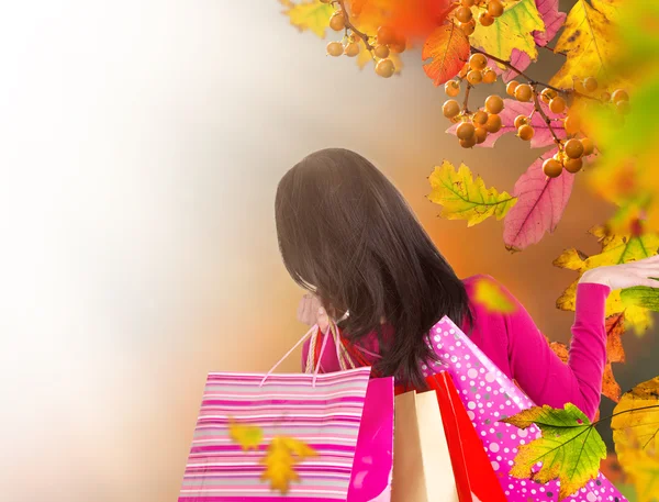 Hermosa mujer sosteniendo bolsas de compras, compra en temporada de otoño . —  Fotos de Stock