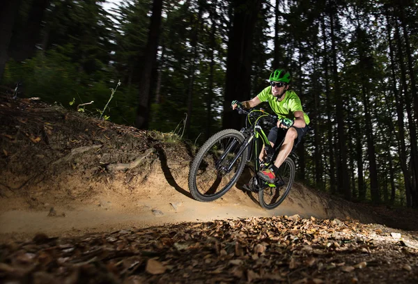 Jinete en acción en bicicleta de montaña — Foto de Stock