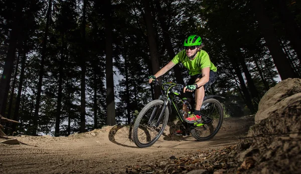 Jinete en acción en bicicleta de montaña — Foto de Stock