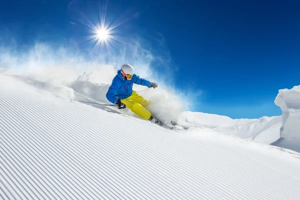 Skiër afdaling in hoge bergen — Stockfoto