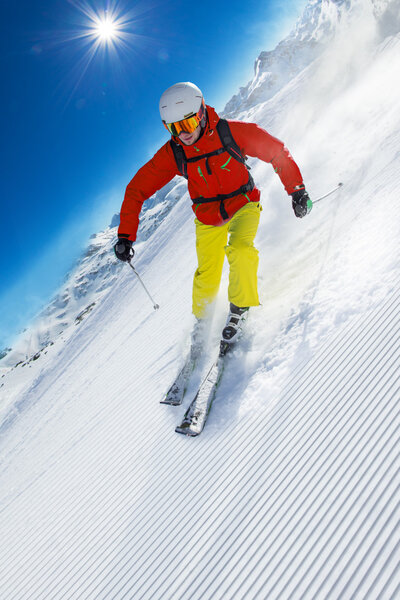 Горнолыжный спуск в горах