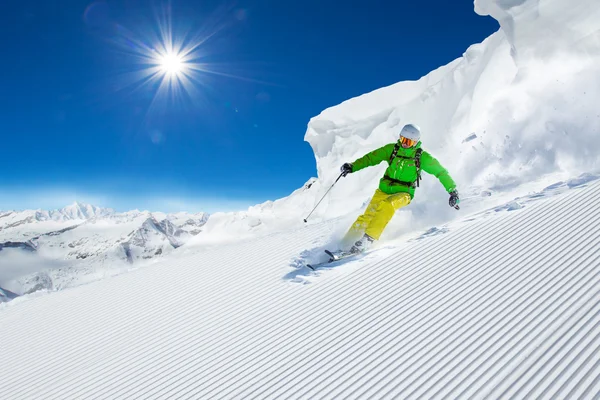 滑雪者在高山上滑行 — 图库照片