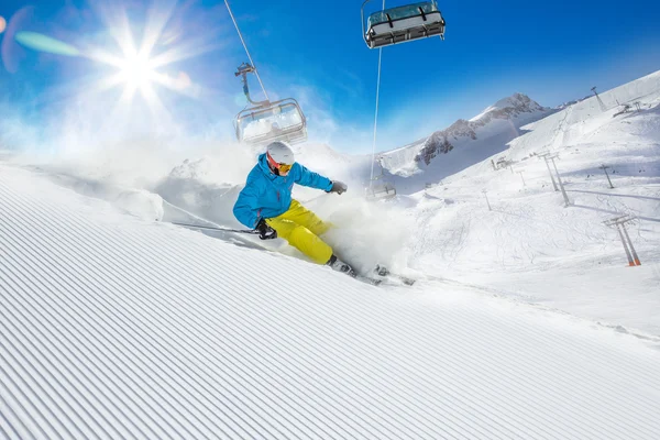 Esqui esqui downhill em altas montanhas — Fotografia de Stock
