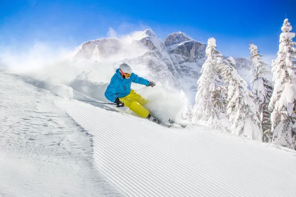 Ski ski menuruni bukit di pegunungan tinggi — Stok Foto