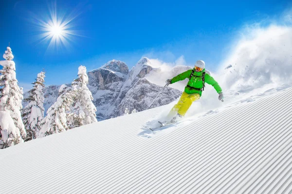 Lyžařské sjezdové lyžování ve vysokých horách — Stock fotografie