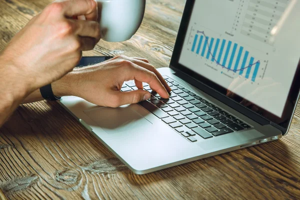 Man werkt op laptop — Stockfoto