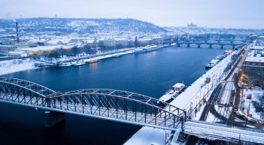 Çek Cumhuriyeti 'nin Vltava Nehri üzerindeki Eski Tren Köprüsü ile Kış Karlı Prag