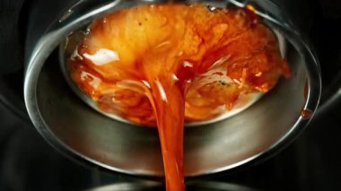 Çıplak Portafilter 'dan Makro Espresso Çekimi, Yavaş Hareket