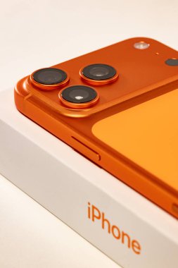 Prag, Çek Cumhuriyeti - 18 Ocak 2026: Apple iPhone 17 Pro Max akıllı telefon canlı turuncu renkli üçlü kamera sistemi ve premium modern tasarım