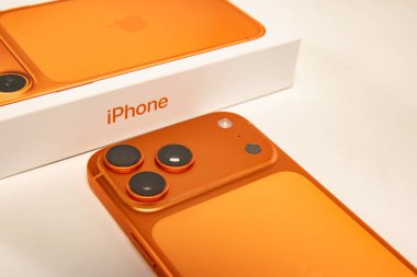 Prag, Çek Cumhuriyeti - 18 Ocak 2026: Apple iPhone 17 Pro Max akıllı telefon canlı turuncu renkli üçlü kamera sistemi ve premium modern tasarım