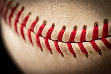 Dikişleri ve dikişleri olan Makro yakın plan beyzbol topu.