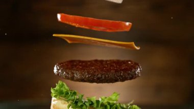Sığır Burger Malzemeleri Çöreğe Düşüyor ve Yere İniyor. 1000 fps 'de Süper Yavaş Hareket