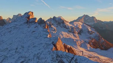 Sonbahar gündoğumu sırasında Dolomitlerin panoraması. Alpe di Siusi, İtalya 'nın güzel manzarası