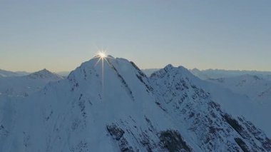 Sonbahar gündoğumu sırasında Dolomitlerin panoraması. Alpe di Siusi, İtalya 'nın güzel manzarası