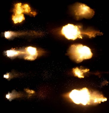 Siyah bir arkaplanda izole edilmiş ateşli silahtan çıkan kurşunların toplanması