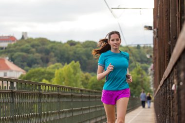 Şehirde güneşli gün boyunca çalışan kadın.