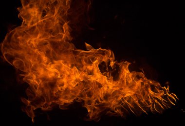 alevler siyah arkaplanda