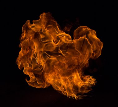 alevler siyah arkaplanda