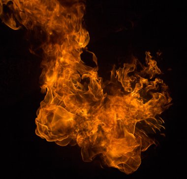 alevler siyah arkaplanda