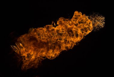 alevler siyah arkaplanda