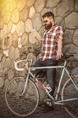 Yakışıklı büyük bıyık hipster.