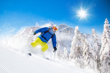 Yüksek dağlarda kayak yapan kayakçı.