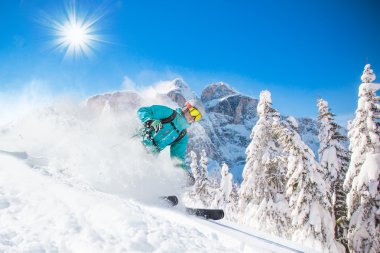 Yüksek dağlarda kayak yapan kayakçı.