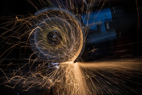 Trabalhador de corte de metal com moedor. — Fotografia de Stock