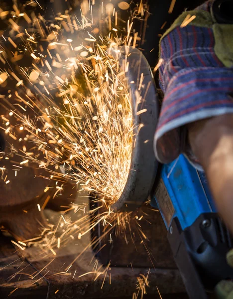 Worker cutting metal with grinder. — Stock Photo, Image