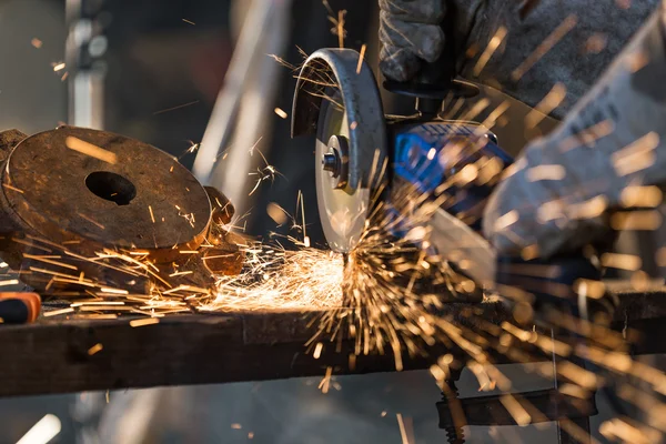 Arbeiter schneidet Metall mit Schleifer. — Stockfoto