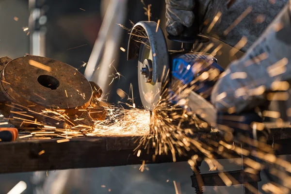 Lavoratore taglio metallo con smerigliatrice. — Foto Stock