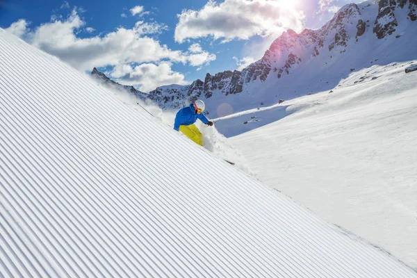 Sciatori che sciano in discesa in alta montagna — Foto Stock