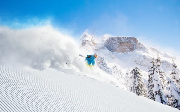 Sciatori che sciano in discesa in alta montagna — Foto Stock