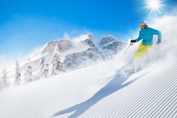 滑雪者在高山上滑行 — 图库照片