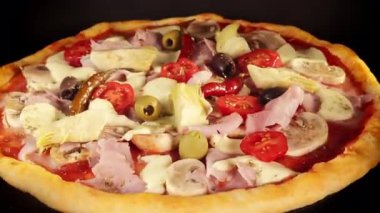 Kara Arkaplanda Fırında Dönen Fırın Pizzası Zamanı