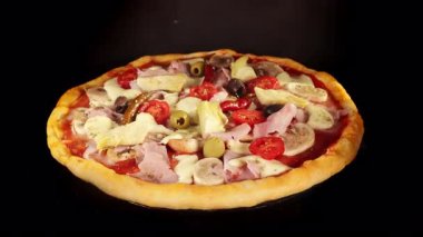 Kara Arkaplanda Fırında Dönen Fırın Pizzası Zamanı
