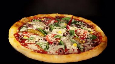 Kara Arkaplanda Fırında Dönen Fırın Pizzası Zamanı