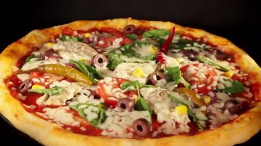 Kara Arkaplanda Fırında Dönen Fırın Pizzası Zamanı