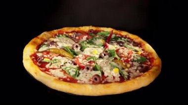 Kara Arkaplanda Fırında Dönen Fırın Pizzası Zamanı