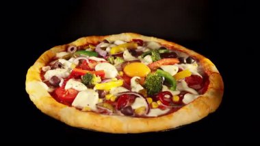 Kara Arkaplanda Fırında Dönen Fırın Pizzası Zamanı