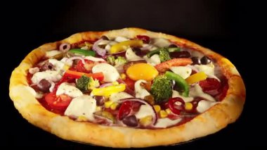 Kara Arkaplanda Fırında Dönen Fırın Pizzası Zamanı