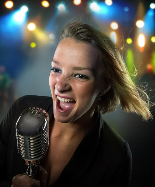 Retrato de cerca de la cantante mujer — Foto de Stock