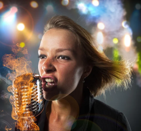 Retrato de cerca de la cantante mujer — Foto de Stock