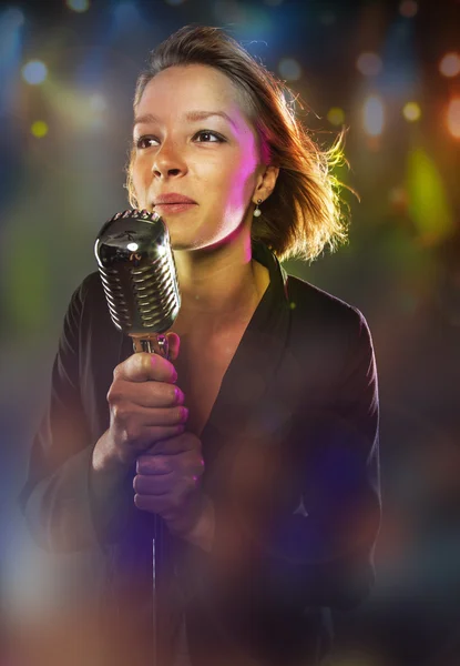 Közeli kép: énekes nő portréja — Stock Fotó