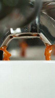 Bir kaldıraç kahve makinesinde espresso özütü, Yavaş Hareket