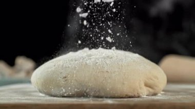 Mutfak masasındaki un düşmüş hamur. 1000 fps 'lik yüksek hızlı bir sinema kamerasında çekildi.