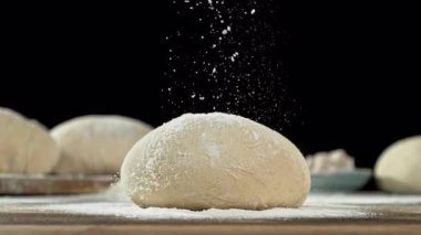 Mutfak masasındaki un düşmüş hamur. 1000 fps 'lik yüksek hızlı bir sinema kamerasında çekildi.