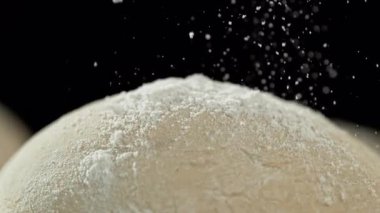 Mutfak masasındaki un düşmüş hamur. 1000 fps 'lik yüksek hızlı bir sinema kamerasında çekildi.