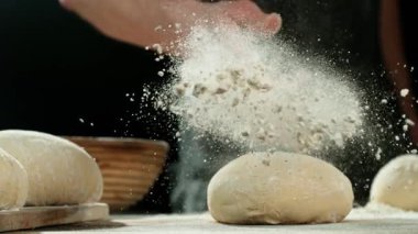 Baker Un Fırlatma Hareketi 'nin Süper Yavaş Hareketi. High Speed Cinema Camera 'da çekildi, 1000 fps. Hamur Hazırlığının Kapanışı.